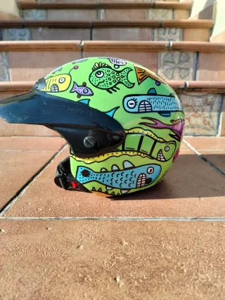 Casco moto infantil con dibujo de peces