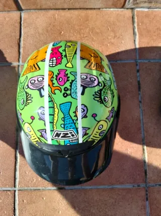 Casco moto infantil con dibujo de peces