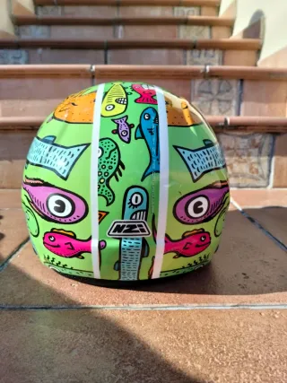 Casco moto infantil con dibujo de peces