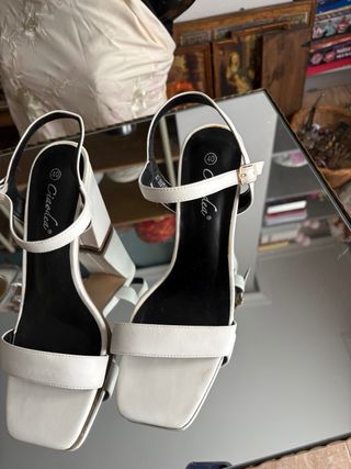 Dos pares de sandalias tacón