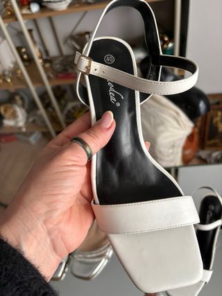 Dos pares de sandalias tacón