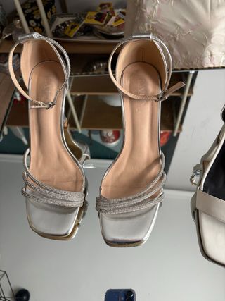 Dos pares de sandalias tacón