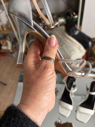 Dos pares de sandalias tacón