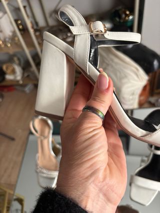 Dos pares de sandalias tacón