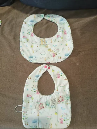 Babero, Gorrito,Cubre pañal y chupeteros