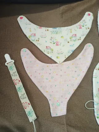 Babero, Gorrito,Cubre pañal y chupeteros