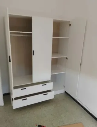 Armadio bianco a 3 porte e 2 cassetti