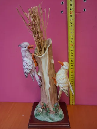 Figura de pájaros en árbol