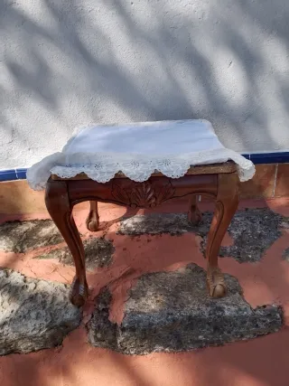 Mesita antigua de madera con tela incluida.