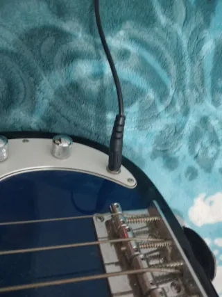 Bajo 3RD AVE + Amplificador 15W