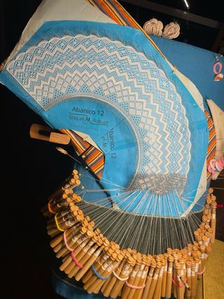 Abanico de encaje de bolillos blanco para novia