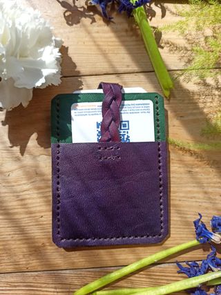 Tarjetero artesano cuero verde y morado