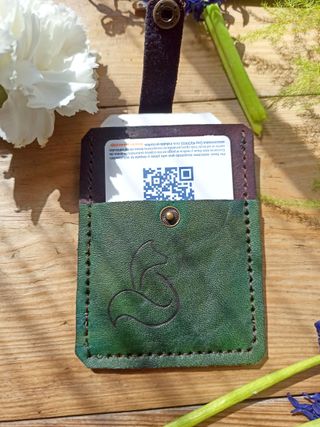 Tarjetero artesano cuero verde y morado