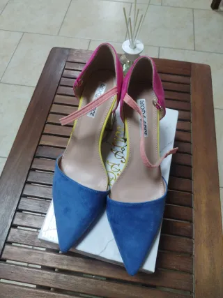 Scarpe con tacco blu e fucsia