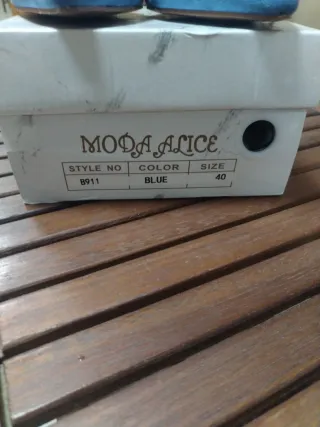 Scarpe con tacco blu e fucsia