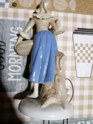 Figura porcelana fina vintage mujer con cesta