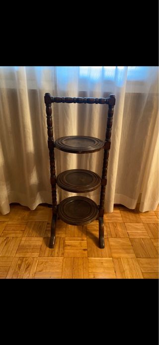 Camarera antigua de madera