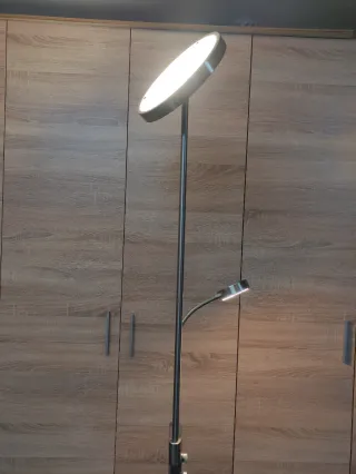 Lámpara de pie moderna plateada