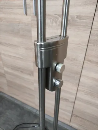 Lámpara de pie moderna plateada