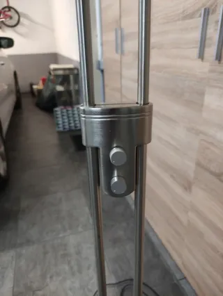 Lámpara de pie moderna plateada