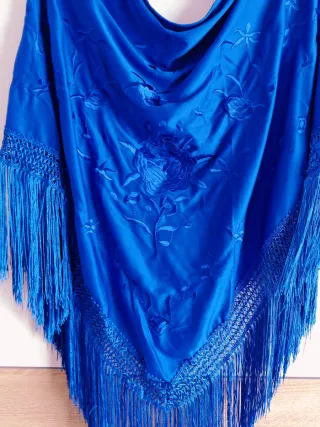 Mantoncillo bordado azul