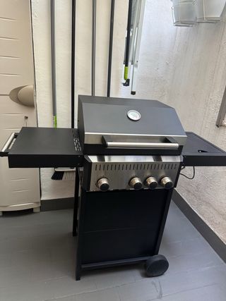 Barbacoa de gas negra y plateada