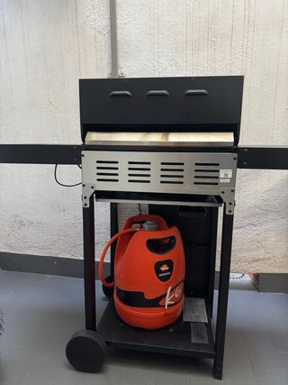 Barbacoa de gas negra y plateada