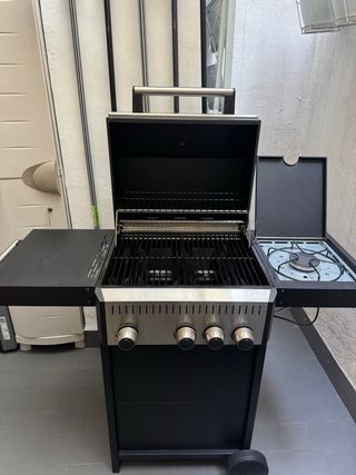 Barbacoa de gas negra y plateada