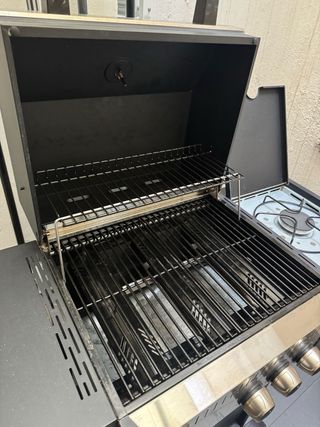 Barbacoa de gas negra y plateada