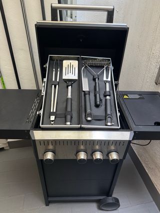 Barbacoa de gas negra y plateada