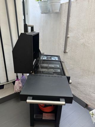 Barbacoa de gas negra y plateada