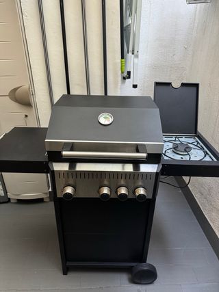 Barbacoa de gas negra y plateada