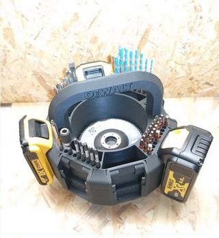 Soporte Porta 8 Baterías DeWALT 18V