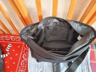 Mochila bandolera Eastpak negra