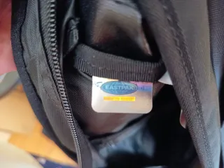 Mochila bandolera Eastpak negra