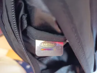 Mochila bandolera Eastpak negra