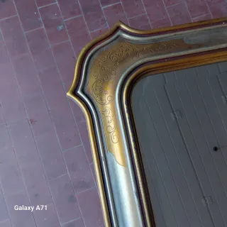 Specchio con cornice dorata