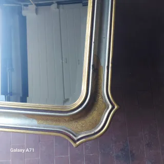 Specchio con cornice dorata
