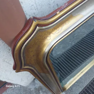 Specchio con cornice dorata