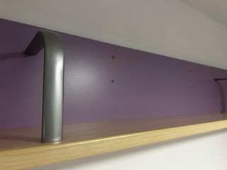 Estantería madera y metal morada