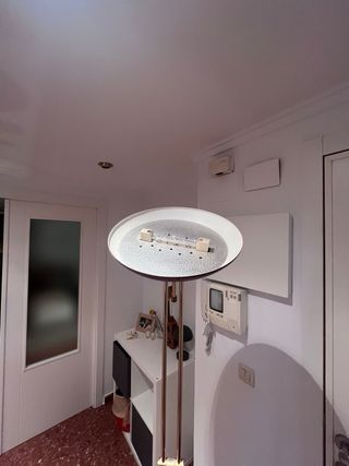 Lampada da terra in legno e metallo