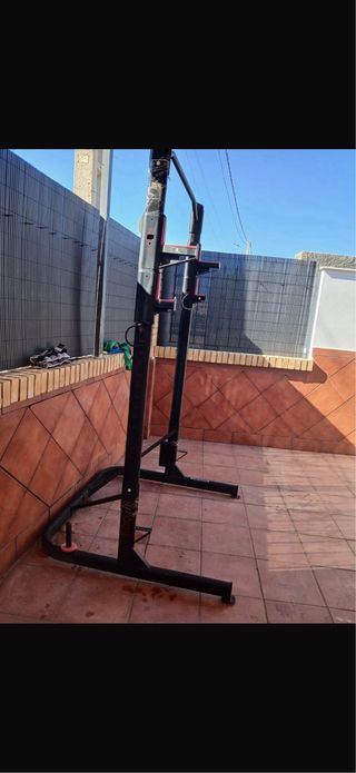 Estacion de dominadas y fondo