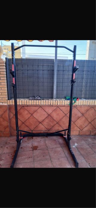 Estacion de dominadas y fondo