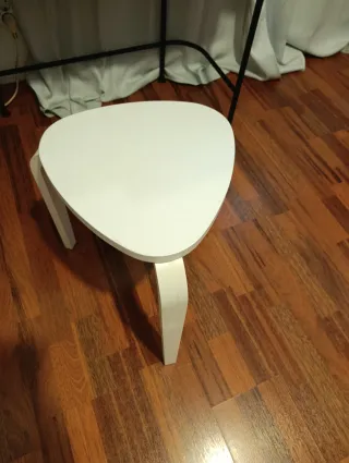 Tocador blanco con espejo y cajón rojo.