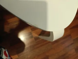 Tocador blanco con espejo y cajón rojo.