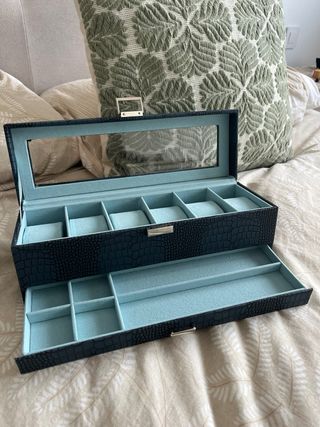 Relojero azul con tapa de cristal