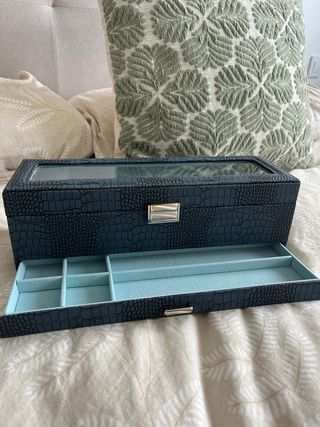 Relojero azul con tapa de cristal