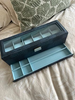 Relojero azul con tapa de cristal