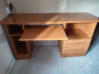 Escritorio de madera entero.