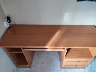 Escritorio de madera entero.